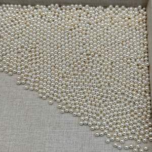 ไข่มุกน้ำจืดสีทองขนาด 13-14 มม. ทรงกลมพื้นฐานที่ปรับแต่งอย่างดี พร้อมแสงเงาสวยงาม มีตำหนิเล็กน้อย ไข่มุกน้ำจืดธรรมชาติจากจูจี้ - Product Image 3