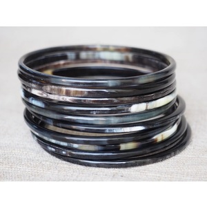 Brazaletes hechos a mano de cuerno de búfalo de calidad superior con bordes lisos con embalaje personalizado a la venta - Product Image 6