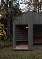 Cabane de sauna extérieure moderne en cèdre rouge avec poêle à vapeur sèche de 9 kW, extérieur foncé, grand verre, spa forestier