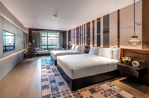 Proyecto OEM de Muebles Personalizados para Dormitorios de Hotel: Estructura de Cama King de Madera Duradera y Juego de Colchón con Cabecero Tapizado y Mesitas de Noche - Product Image 2