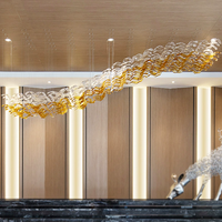 Lustre carré contemporain personnalisé en acier inoxydable et verre avec télécommande pour l'éclairage intérieur des halls d'hôtel et des salles de banquet