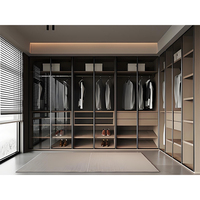 Dressing de luxe sur mesure en L avec portes vitrées, étagères ouvertes en bois, îlot central et éclairage LED intégré pour chambre à coucher