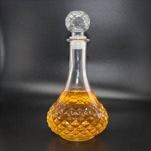 Bouteille en verre transparente de 750 millilitres de forme unique avec un bouchon, utilisée pour la présentation de divers vins <span class=keywords><strong>sur</strong></span> les étagères ou dans les casiers à <span class=keywords><strong>vin</strong></span> - Product Image 4
