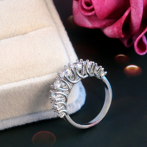 Elegante anello a mezza fascia per donna, stile a punta, design scintillante con intarsi, gioielli alla moda per feste - Product Image 6