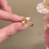 Bague ouverte élégante et glamour en or, motif tulipe, perle nacrée, bijou floral féminin et scintillant, cadeau de mode