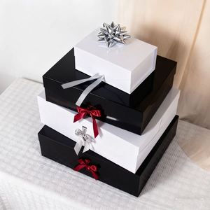 Caja de Regalo Plegable de Cartón con Cierre Magnético y Logotipo Personalizado en Dorado, Reciclable y Ecológica, CRD - Product Image 1