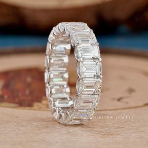 Anillo de diamantes de joyería fina sofisticada con piedra central de corte pera y banda cónica elegante para un estilo nupcial moderno. - Product Image 5