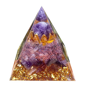 Pyramide en cristal d'améthyste avec lotus flottant en résine époxy, décoration artisanale pour la maison, ornement de bureau - Product Image 5