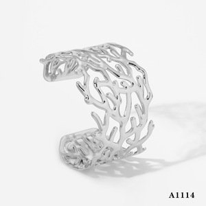 กำไลข้อมือสแตนเลสแบบกว้างลายต้นไม้สีทองกำไลกลวงแฟชั่น - Product Image 4