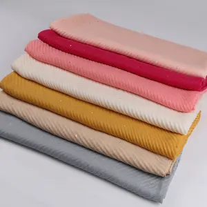 熱い販売スタイル多くの色より安い大きいサイズの長い粉砕された綿ビスコース正方形のスカーフ女性ヒジャーブ