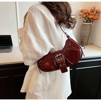 Sac à bandoulière en forme de croissant pour femme en cuir PU avec sangle à boucle réglable, design plissé brillant pour un usage quotidien décontracté