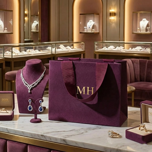 Tasarımcı Kadife Benzeri Çevre Dostu Su Geçirmez Kağıt Hediye Çantası Kese Mat Kadife Kaplama Güçlendirilmiş Taban Kurdele Bükümlü Sap - Product Image 1