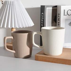 كوب قهوة كبير من السيراميك غير اللامع بسعة 500 مل، كوب شاي من البورسلين بنمط بارز ومخطط عمودياً على الطراز الاسكندنافي عالي الجودة للبيع بالجملة - Product Image 1
