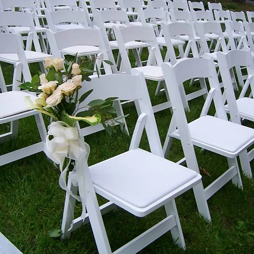 Diskon besar bantalan putih/hitam acara perjamuan kursi pesta Wimbledon pernikahan Resin kursi lipat