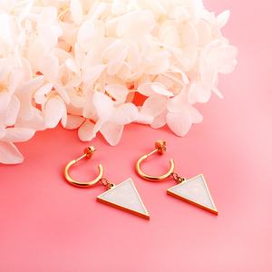 Último Diseño, Pendientes de Aro Modernos de Acero Inoxidable con Letra de Corazón y Baño de Oro de 18K - Product Image 5