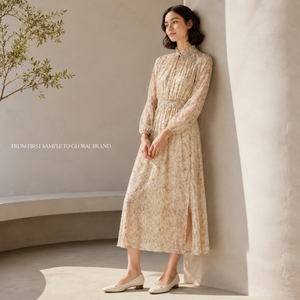 Abito midi da donna <span class=keywords><strong>con</strong></span> stampa floreale, collo alto, <span class=keywords><strong>maniche</strong></span> <span class=keywords><strong>lunghe</strong></span>, vita arricciata, <span class=keywords><strong>spacco</strong></span> laterale e dettaglio <span class=keywords><strong>con</strong></span> laccio al collo - Product Image 2