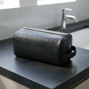 Bolsa de Aseo Moderna Negra de PU con Cierre de Cremallera con Patrón de Rejilla de Diamantes, Asa Suave y Capacidad Media para Cosméticos - Product Image 1