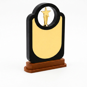 Placa de madera de alta calidad con apariencia elegante, ideal para reconocer la dedicación, la excelencia y el rendimiento sobresaliente. - Product Image 1