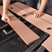 Planches de terrasse en WPC ignifuges faciles à installer, revêtement composite anti-pourriture pour usage commercial et extérieur d'appartements, garantie de 2 ans