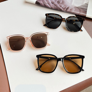 Lunettes de soleil unisexes tendance avec protection UV 100 %, verres PC, type 3, idéales pour la conduite, les tenues mode et les fêtes - Product Image 1