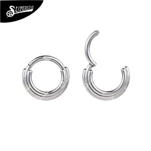 Clips de septum en titane G23 avec design à trois niveaux trapézoïdaux pour femmes et hommes, bijoux de piercing nasal hypoallergéniques - Product Image 1
