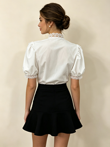 Chemisier Femme Élégant à Col Montant en Dentelle, Manches Courtes Bouffantes, Volants et Boutons – Idéal pour le Bureau - Product Image 3