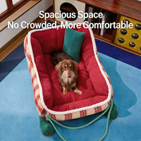 Nid douillet et chaud en sherpa à carreaux pour animaux de compagnie, avec cordons de traction en velours côtelé, literie d'hiver luxueuse et confortable, lit pour chien en forme de traîneau de Noël