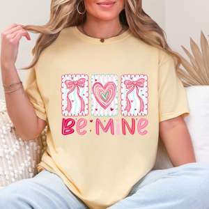 Transfert DTF Preppy Be Mine, prêt à presser, motif Valentine, nœud coquette, cœur en trait de pinceau, Cupidon, amour, DTF pour t-shirts, tasses - Product Image 5