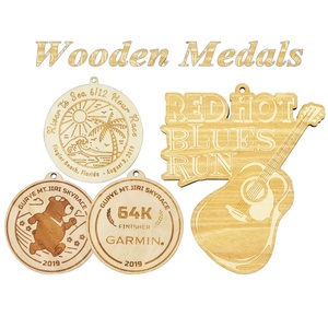 Médaille en bois personnalisée, écologique, ronde, gravée au laser, pour les courses de triathlon, de marathon et de course à pied, souvenir - Product Image 1