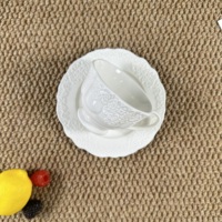 Service de table en céramique blanche embossée vintage, élégantes tasses et assiettes en porcelaine pour la salle à manger et la décoration de table