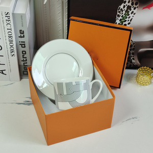 Offre Spéciale : Ensemble de 4 Assiettes Modernes de Luxe en Porcelaine Fine Noire et Blanche avec Incrustations Dorées, Écologiques, pour Restaurant, avec Coffret Cadeau et Logo Personnalisé - Product Image 6