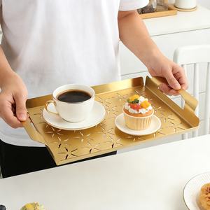 Bandeja de Servir Rectangular Decorativa de Piel de Cocodrilo Dorada con Asas de Metal Pulido Dorado - Product Image 5