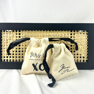 Sac biodégradable en coton biologique personnalisé avec broderie, cordon noir et logo de marque estampé à chaud – Prix compétitif - Product Image 5