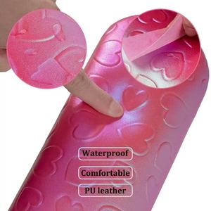 Coussin de manucure pliable rose en forme de cœur, coussin de manucure en plastique pouvant contenir des lampes à ongles, pour usage en salon de manucure. - Product Image 3