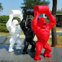 Grande sculpture en fibre de verre d'animaux pour la décoration des centres commerciaux, statues personnalisées en résine de King Kong, sculpture de gorille rouge