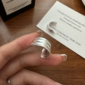 ต่างหูแฟชั่นเนื้อสีเงินสเตอร์ลิงสไตล์เกาหลีแบบ S925ที่เรียบง่าย INS เครื่องประดับหูสไตล์บล๊อกเกอร์ขายส่ง - Product Image 4