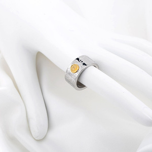 Anillo ancho de acero inoxidable yunnique con patrón arabesco e incrustaciones de oro, joyería unisex - Product Image 3