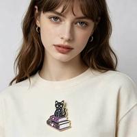 Épinglette en émail avec chat noir sorcier sur livre de sorts, broche gothique occulte