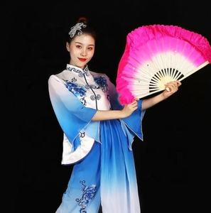 Éventails de danse faits à la main en bambou peint avec des fleurs écologiques, revêtement en soie, disponibles en 33 cm * 68 cm, pour les cérémonies de remise de diplômes - Product Image 2