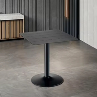 Tables à manger carrées modernes et minimalistes Osidi, grain de bois clair/bois massif noir, base en fonte, revêtement en poudre, restaurant, maison