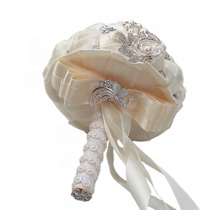 Bouquets <span class=keywords><strong>de</strong></span> fleurs artificielles en soie bleu marine et <span class=keywords><strong>ivoire</strong></span> 18cm, fait à la main, soutien <span class=keywords><strong>de</strong></span> <span class=keywords><strong>mariée</strong></span> avec des strass, <span class=keywords><strong>bouquet</strong></span> <span class=keywords><strong>de</strong></span> mariage rond, <span class=keywords><strong>de</strong></span> luxe - Product Image 4