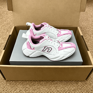 รองเท้าผ้าใบผู้หญิงสีขาวชมพูทรง Chunky Dad Sneakers พร้อมโลโก้ N แบบผูกเชือก พื้นหนา สไตล์ลำลอง - Product Image 1