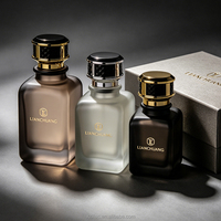 Flacon de parfum de luxe en verre givré carré avec bouchon couronne orné et pompe vaporisateur, livré dans un coffret cadeau haut de gamme