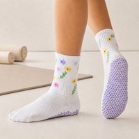 Chaussettes de sport antidérapantes personnalisées avec logo, chaussettes de yoga OEM personnalisées pour femmes, chaussettes de Pilates au design tendance ODM, chaussettes à motif floral avec grip