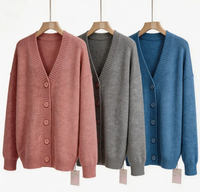 Cardigan en tricot pour femme, col en V, rose poudré uni, tricot doux, boutons de couleur assortie, épaules tombantes, manches longues amples, bordure côtelée