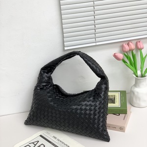 Bolso de hombro de cuero de grano entero tejido – Acabado brillante con asa trenzada y patrón de tejido de rombos – Estilo europeo - Product Image 1