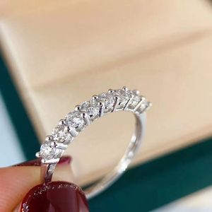 Xinfly - Anillos de Compromiso de Moda de Oro Blanco de 18K 750 con Diamantes Redondos Italianos Resistentes al Agua, 0.60CT, Personalizados, Venta al por Mayor - Product Image 1