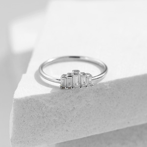 Anillo de compromiso de plata S925 con diamantes baguette para mujer, estilo clásico geométrico con engaste de canal, ideal para regalar a seres queridos. - Product Image 3