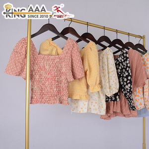 Vente en gros de lots de vêtements d'occasion pour femmes, incluant des chemisiers en coton coréens de qualité supérieure, provenant du Royaume-Uni - Product Image 1