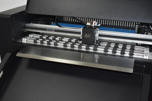 Anycut ZKSVD600PRO_RL Traceur de découpe à servomoteur haute vitesse avec Wi-Fi, caméra de détection automatique du contour, largeur de coupe 600 mm (24 pouces) - Product Image 3
